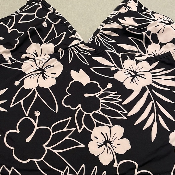 Old Navy Swimsuit Top. - Picture 2 of 10